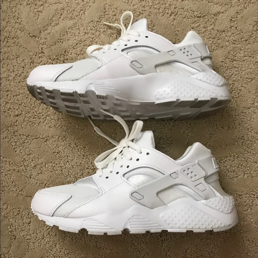 NIKE white huaraches women’s
